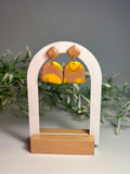 ARENA - Pendientes artesanales colgantes en forma de arco, nude camel con manchas mostaza
