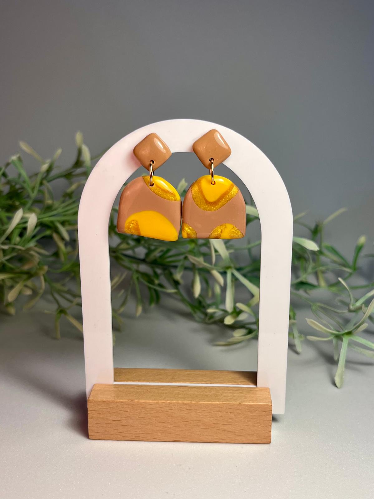 ARENA - Pendientes artesanales colgantes en forma de arco, nude camel con manchas mostaza