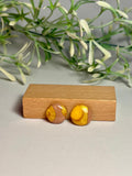 AURA - Pendientes artesanales redondos en nude y amarillo mostaza brillante.