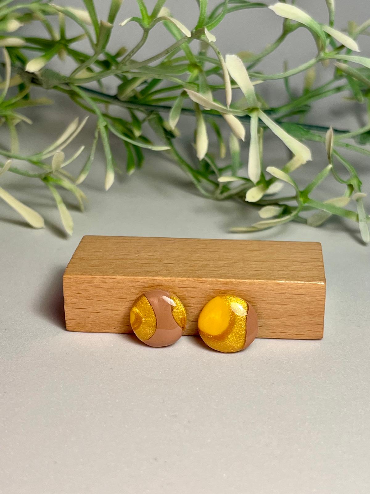 AURA - Pendientes artesanales redondos en nude y amarillo mostaza brillante.
