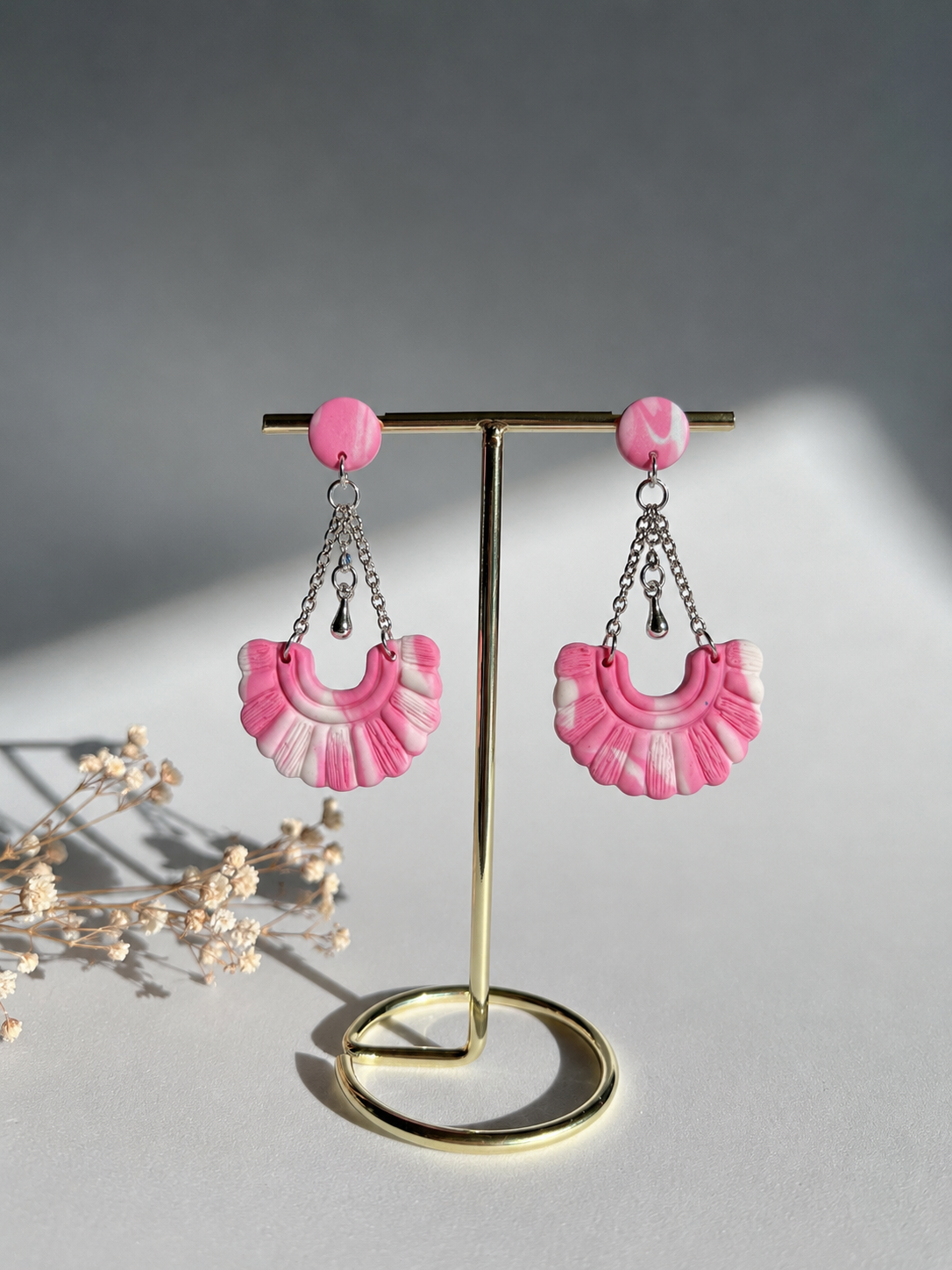 Pendientes abanico rosa candy con cadena plateada hechos a mano en arcilla polimérica - Gradi Handmade