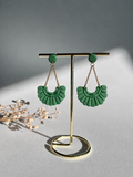 Pendientes abanico verde esmeralda con cadena dorada hechos a mano en arcilla polimérica - Gradi Handmade
