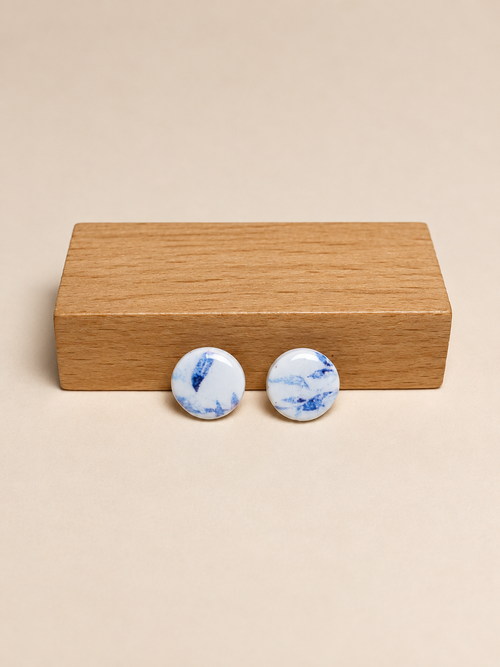 Pendientes Blauet de arcilla polimérica en blanco y azul sobre expositor