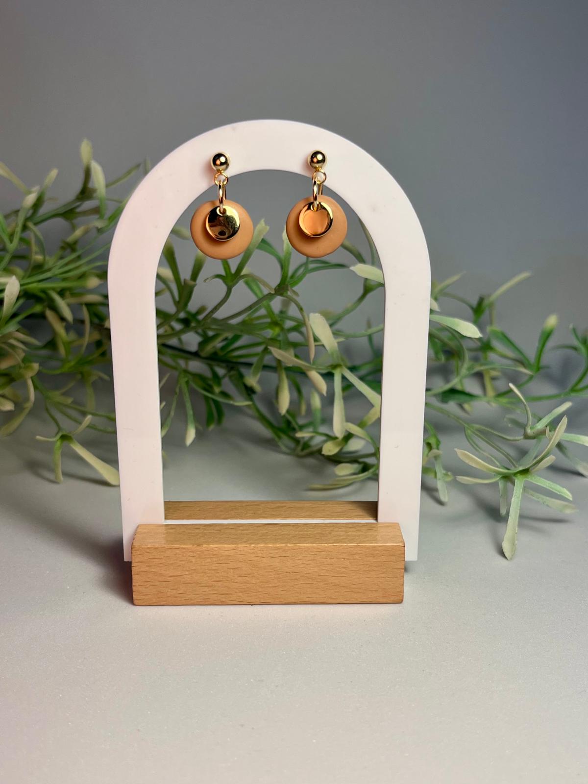 BRILLO - Pendientes artesanales con círculo nude y disco dorado espejo