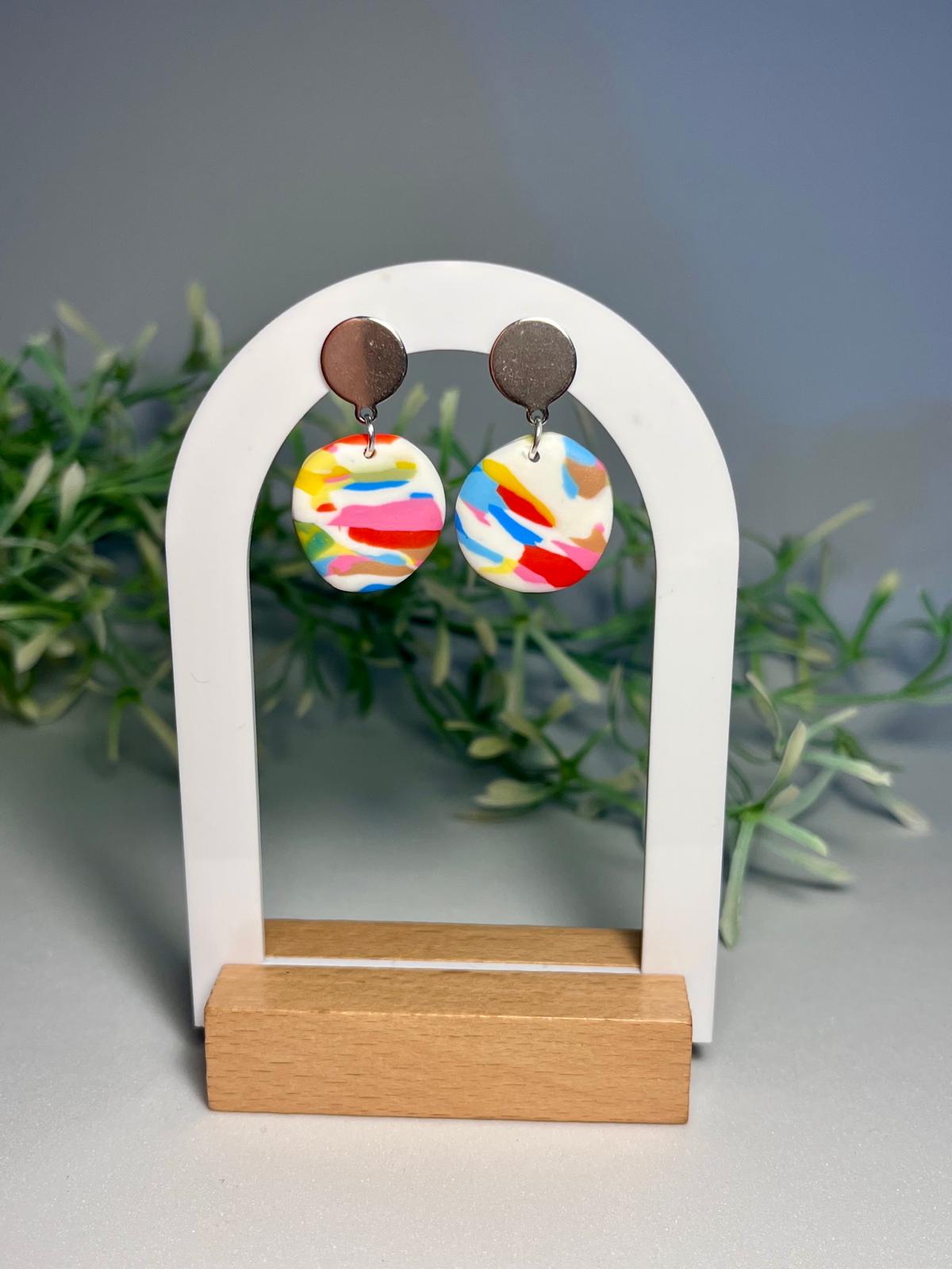 POP - Pendientes artesanales redondos con estampado confeti multicolor y cierre botón plateado