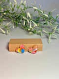 AMORE - Pendientes stud en forma de corazón con estampado confeti multicolor