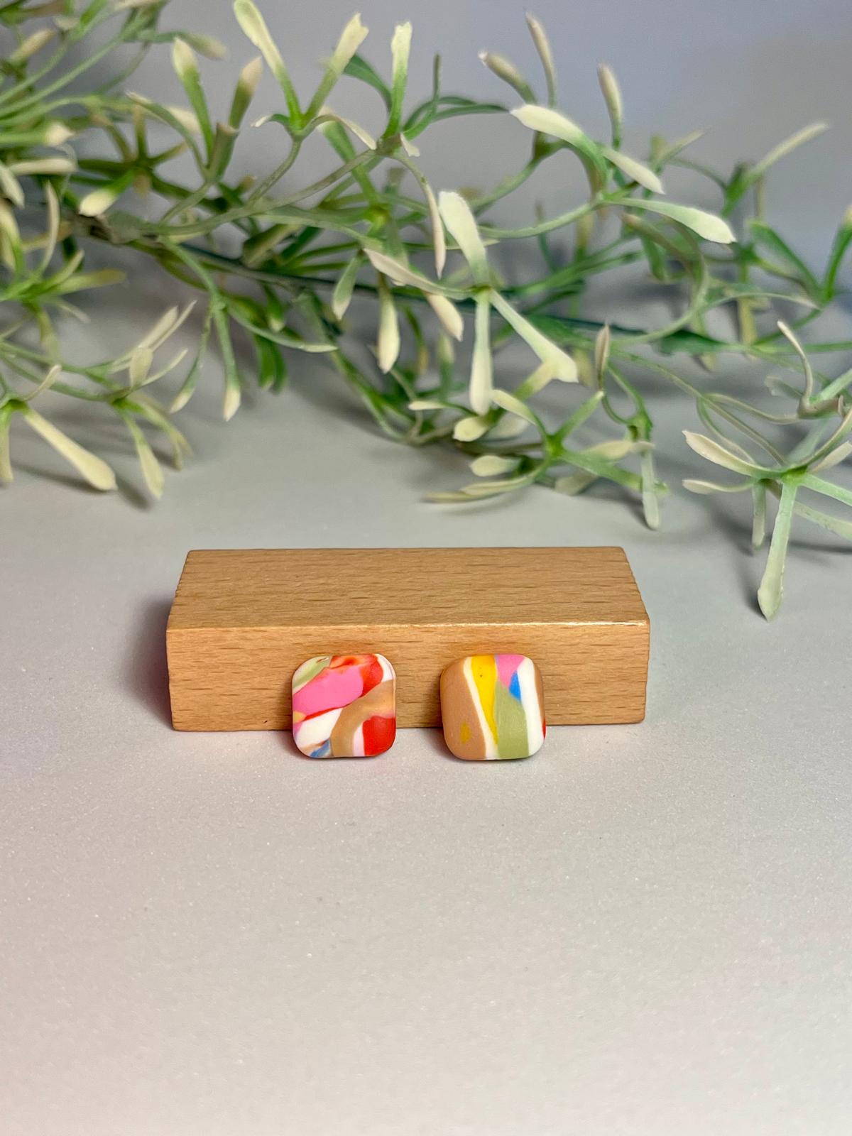MINI CONFETTI - Pendientes stud cuadrados con estampado confeti multicolor sobre base beige