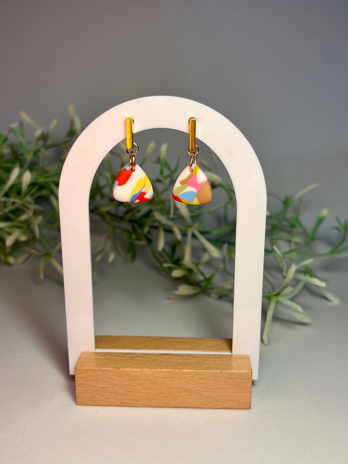 SPARK - Pendientes artesanales triangulares con estampado confeti multicolor y barra dorada