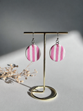 Pendientes círculo a rayas verticales rosa y blanco hechos a mano en arcilla polimérica - Gradi Handmade