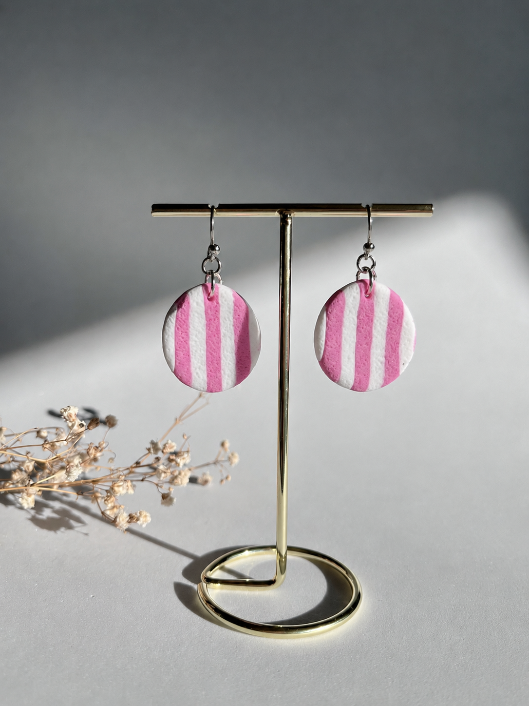 Pendientes círculo a rayas verticales rosa y blanco hechos a mano en arcilla polimérica - Gradi Handmade