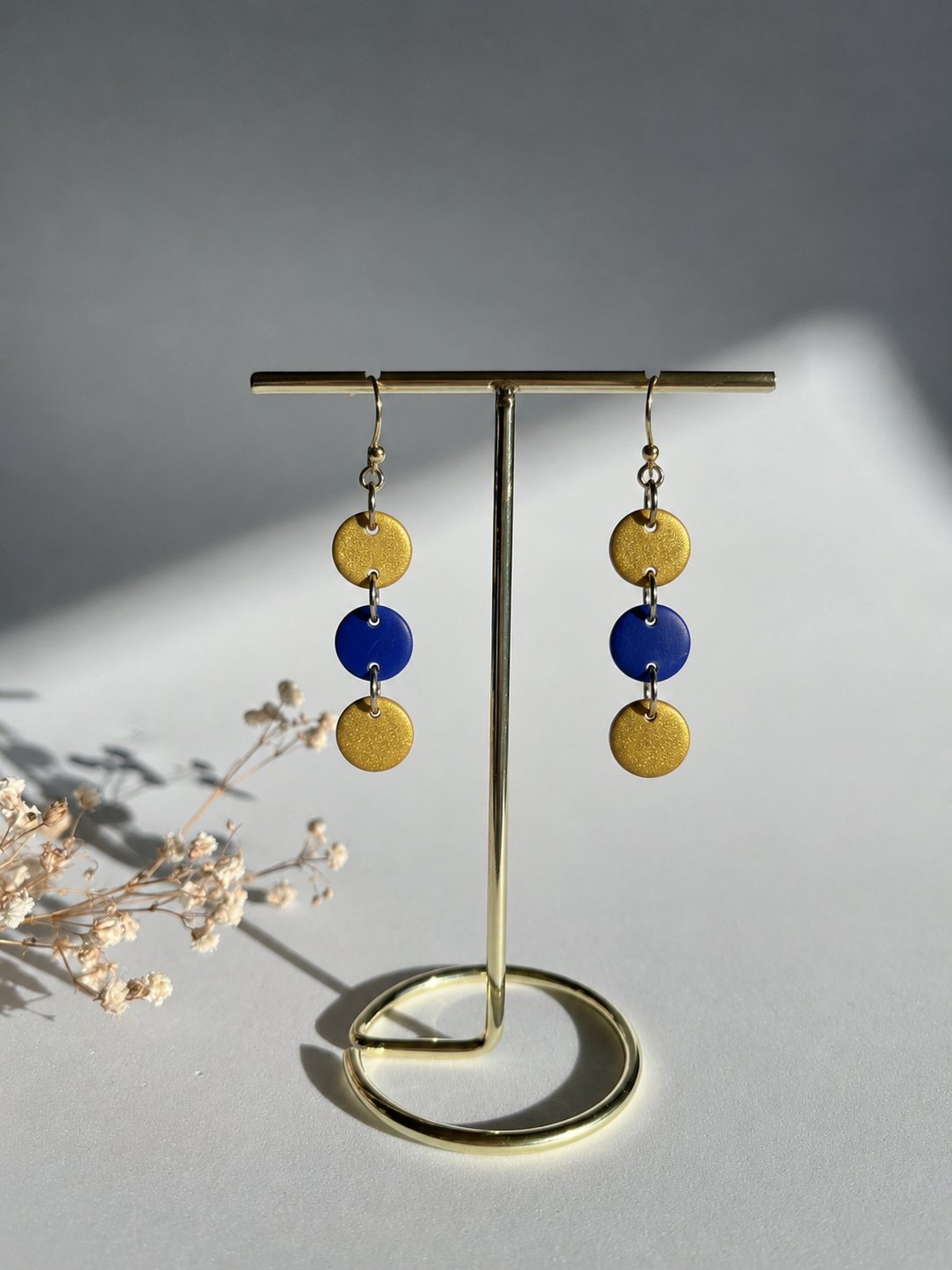 Pendientes en cascada de círculos dorado con textura floral y azul klein hechos a mano en arcilla polimérica - Gradi Handmade
