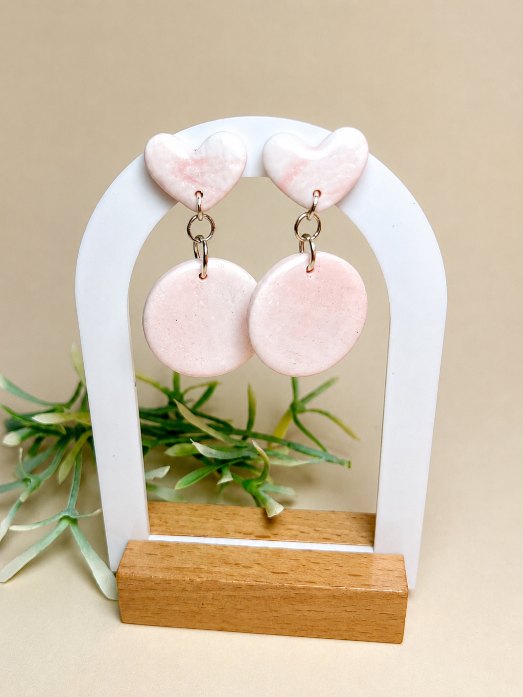 Pendientes Carla de arcilla polimérica en rosa y blanco sobre expositor