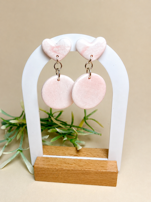 Pendientes Carla de arcilla polimérica en rosa y blanco sobre expositor