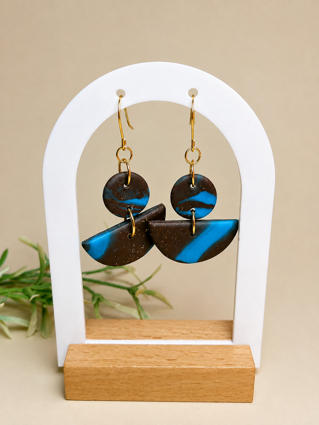 Pendientes Blue Cocoa de arcilla polimérica en marrón y azul sobre expositor