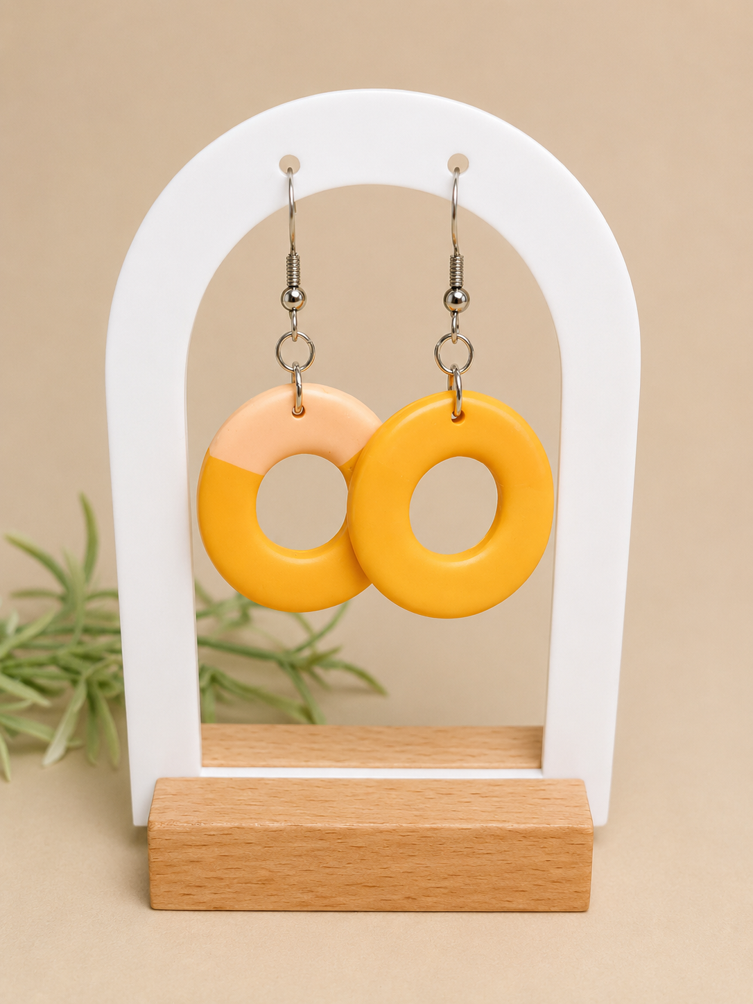 Pendientes Mango de arcilla polimérica en amarillo y naranja sobre expositor