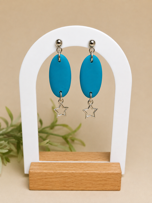 Pendientes Blue Oval de arcilla polimérica en azul sobre expositor
