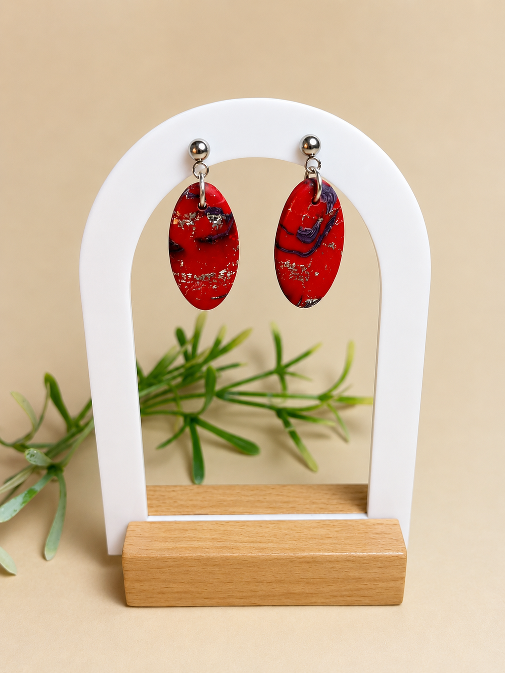 Pendientes Red Oval de arcilla polimérica en rojo sobre expositor