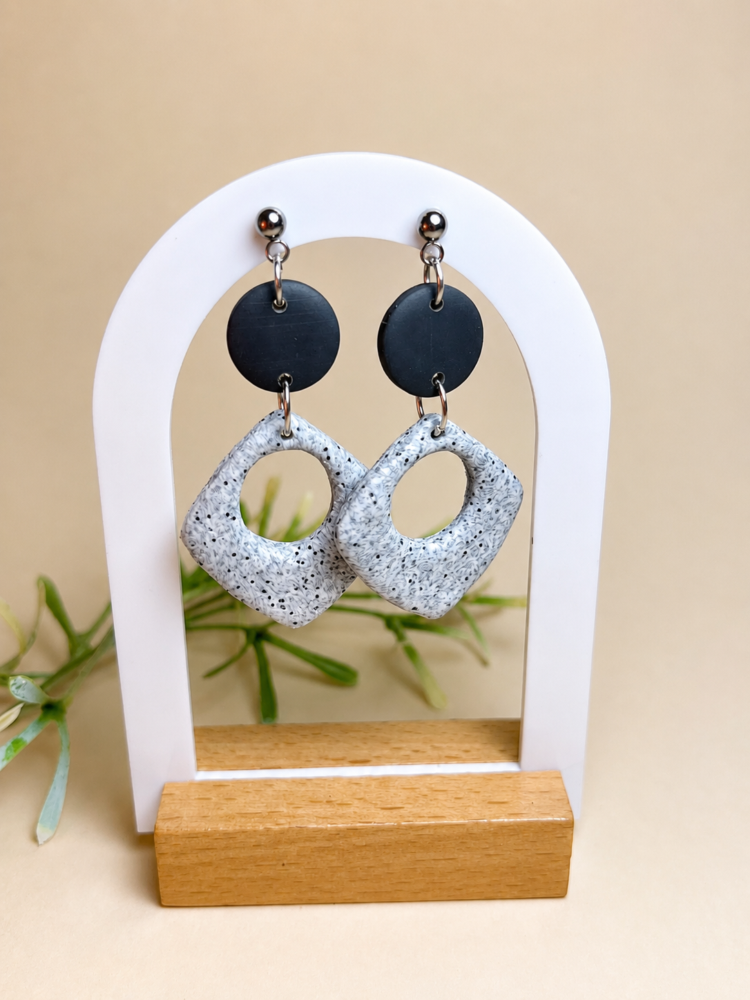 Pendientes Granite Frame de arcilla polimérica en negro y gris sobre expositor