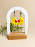 Pendientes Camelia Amarilla de arcilla polimérica en amarillo sobre expositor