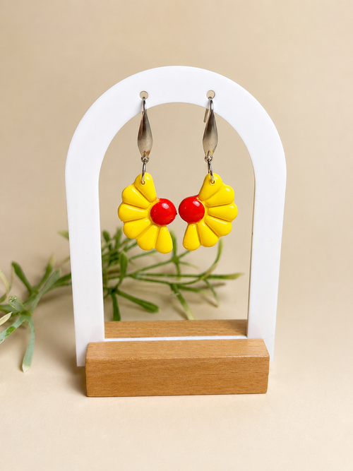 Pendientes Camelia Amarilla de arcilla polimérica en amarillo sobre expositor