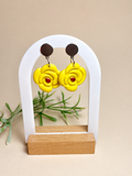 Pendientes Roselle Amarillo de arcilla polimérica en amarillo sobre expositor