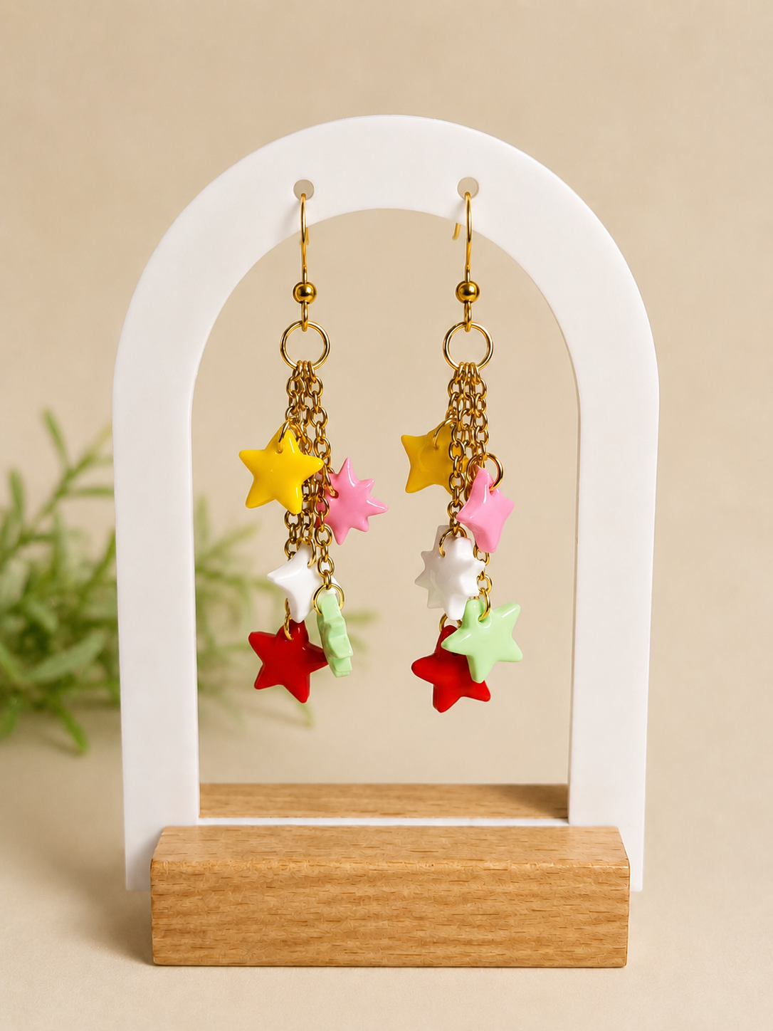 Pendientes Lluvia De Estrellas Dorado de arcilla polimérica en rojo, purpura, amarillo, naranja, verde, azul y rosa sobre expositor