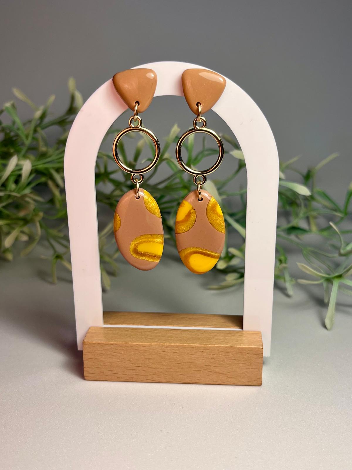 ECLIPSE - Pendientes largos nude mostaza dorado arcilla polimérica
