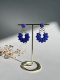 Pendientes flor azul klein con cadena plateada hechos a mano en arcilla polimérica - Gradi Handmade