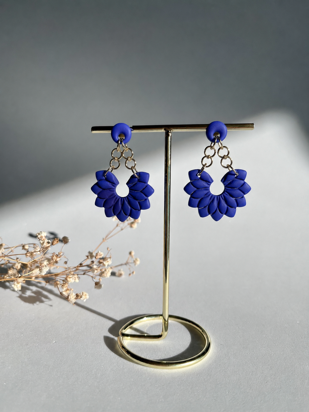 Pendientes flor azul klein con cadena plateada hechos a mano en arcilla polimérica - Gradi Handmade
