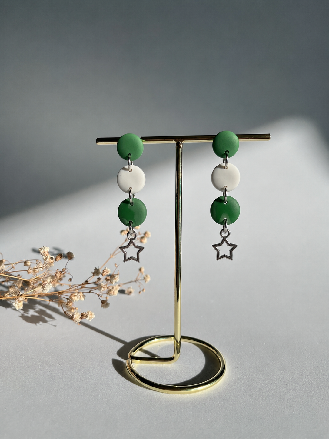 Pendientes en cascada de círculos verde y blanco con estrella plateada hechos a mano en arcilla polimérica - Gradi Handmade