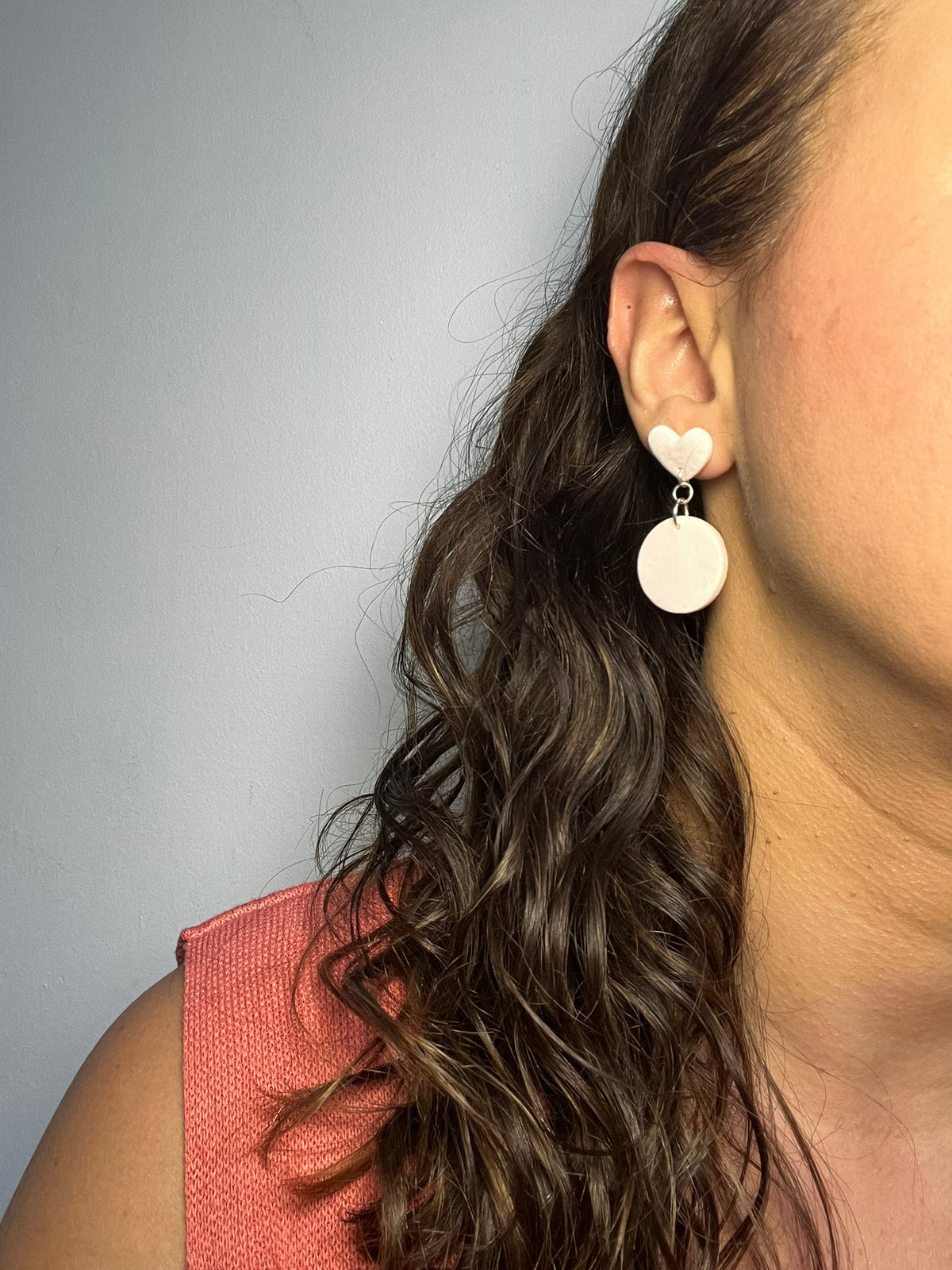 Pendientes Carla de arcilla polimérica en rosa y blanco puestos en la oreja