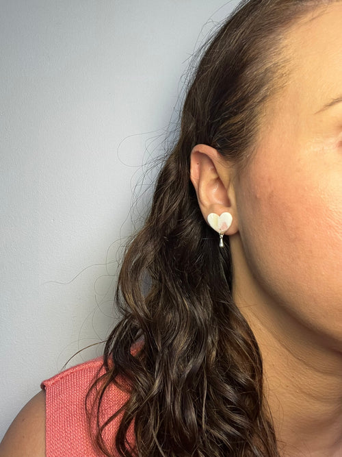 Pendientes Berta de arcilla polimérica en rosa y blanco puestos en la oreja