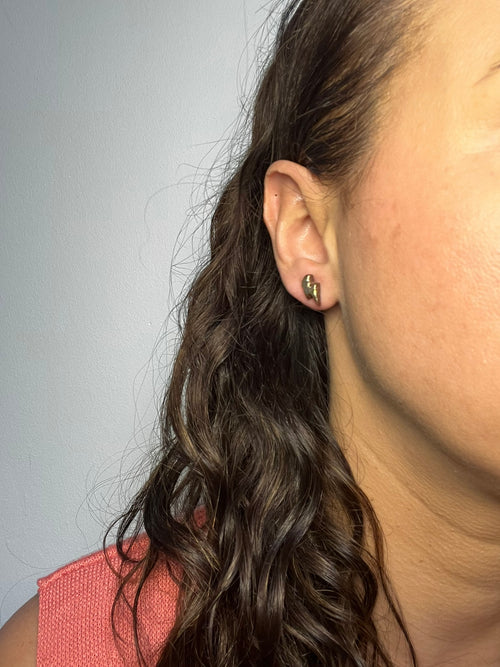 Pendientes Choco Gleam de arcilla polimérica en dorado y marrón puestos en la oreja