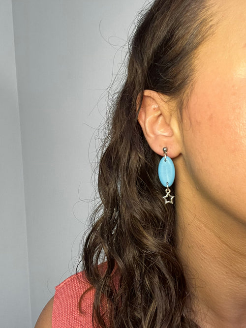 Pendientes Blue Oval de arcilla polimérica en azul puestos en la oreja