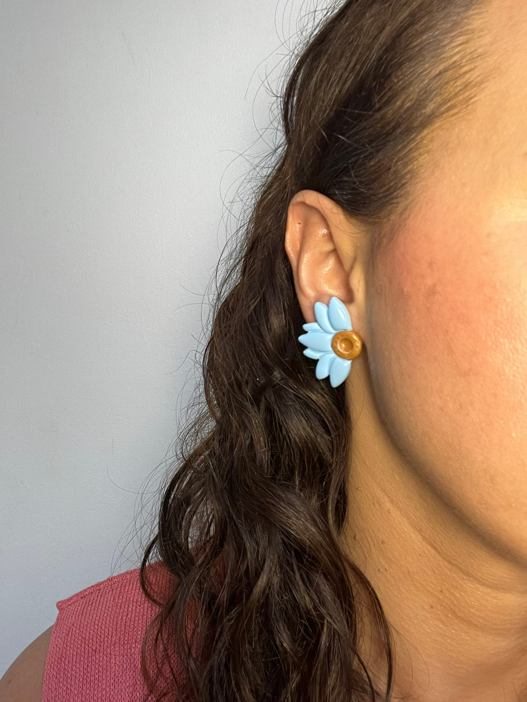 Pendientes Dalia Azul de arcilla polimérica en azul puestos en la oreja