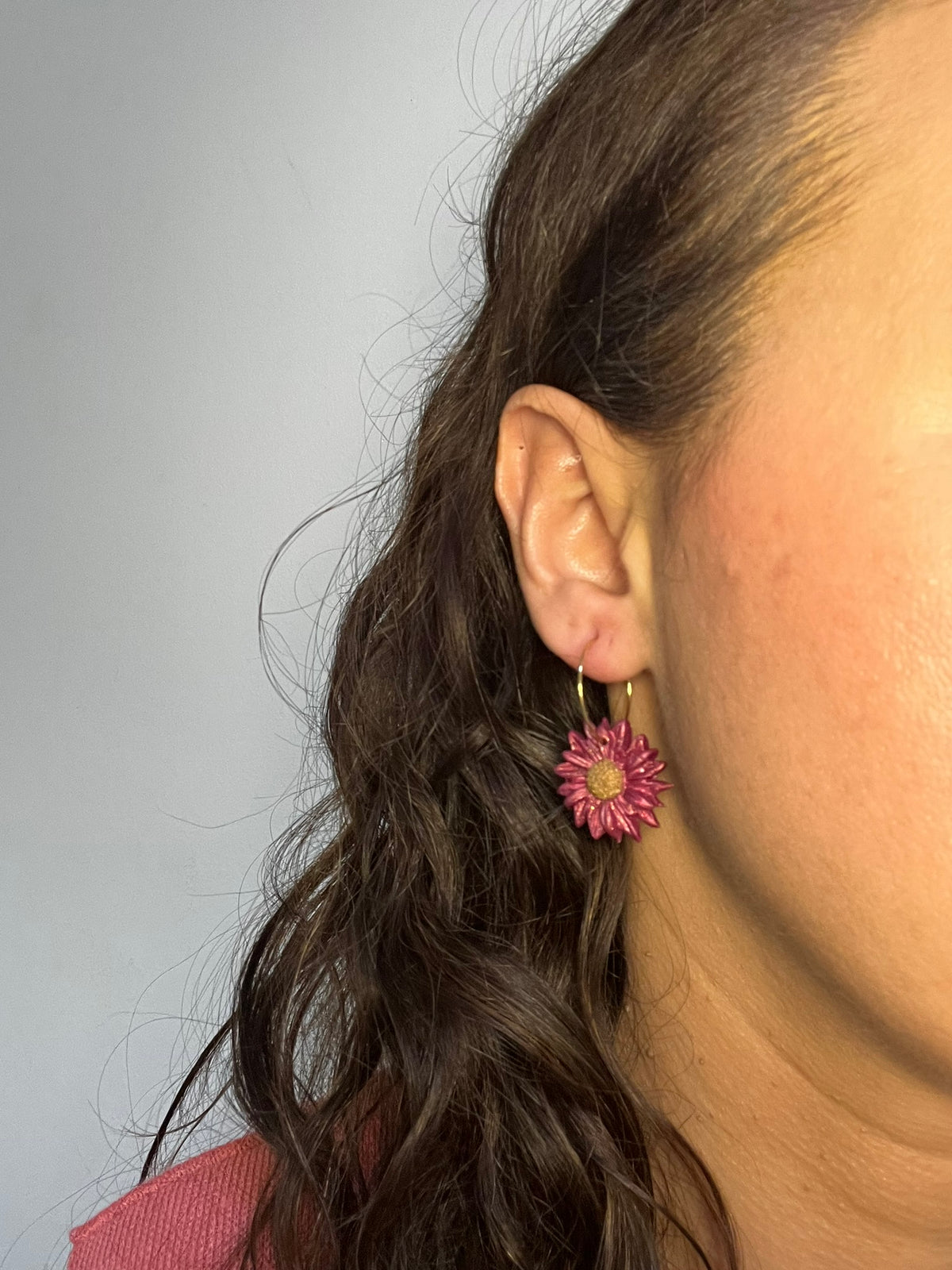 Pendientes Astiles Borgoña de arcilla polimérica en purpura puestos en la oreja