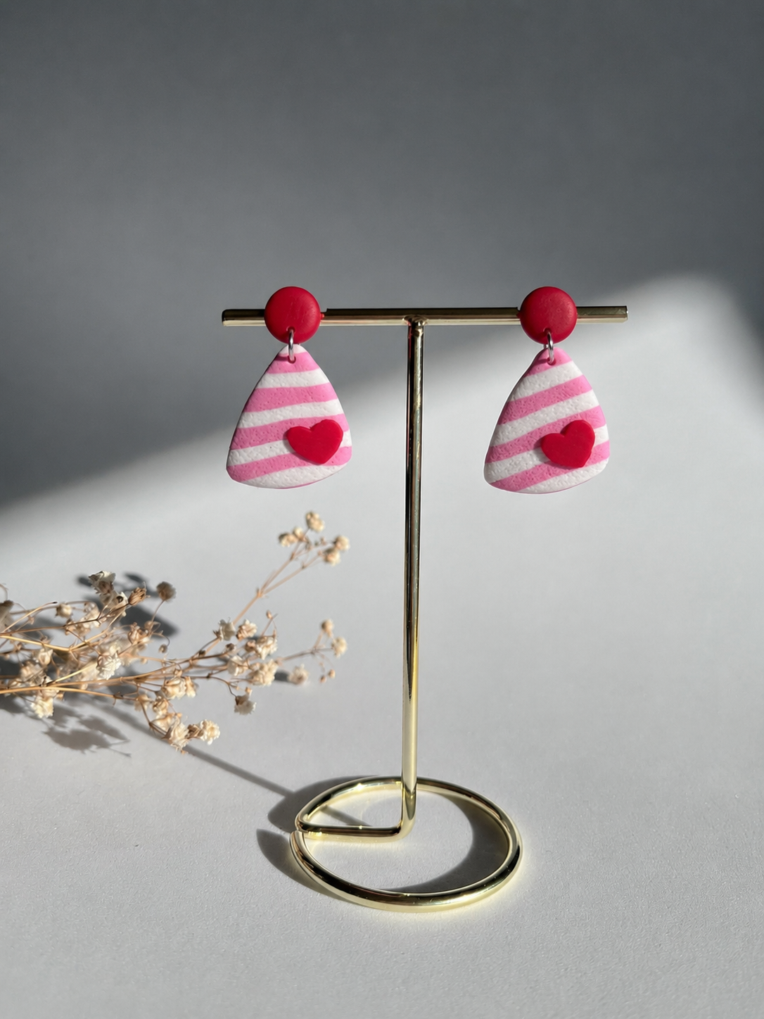 Pendientes triángulo a rayas rosa y blanco con corazón rojo hechos a mano en arcilla polimérica - Gradi Handmade