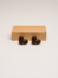 Pendientes Choco Heart de arcilla polimérica en dorado y marrón sobre expositor