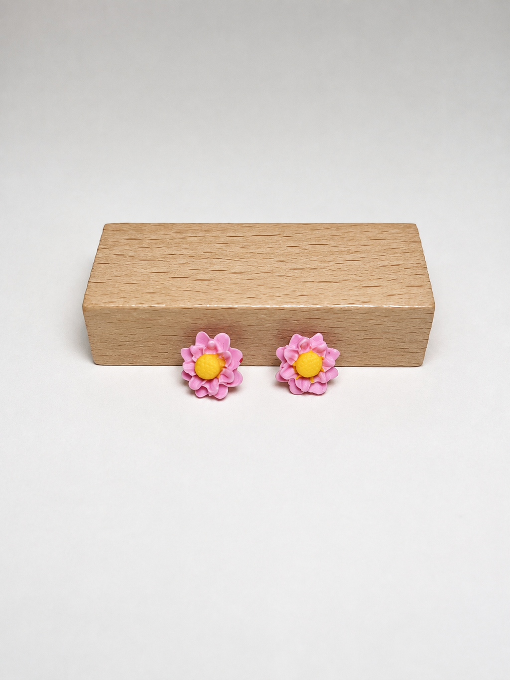 Pendientes Gerbera Rosa de arcilla polimérica en rosa sobre expositor