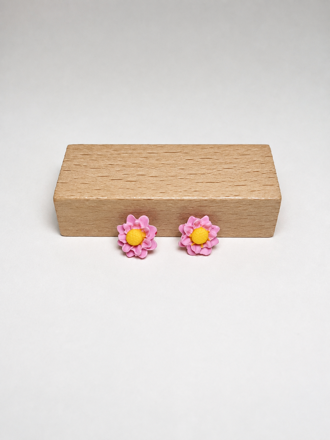 Pendientes Gerbera Rosa de arcilla polimérica en rosa sobre expositor