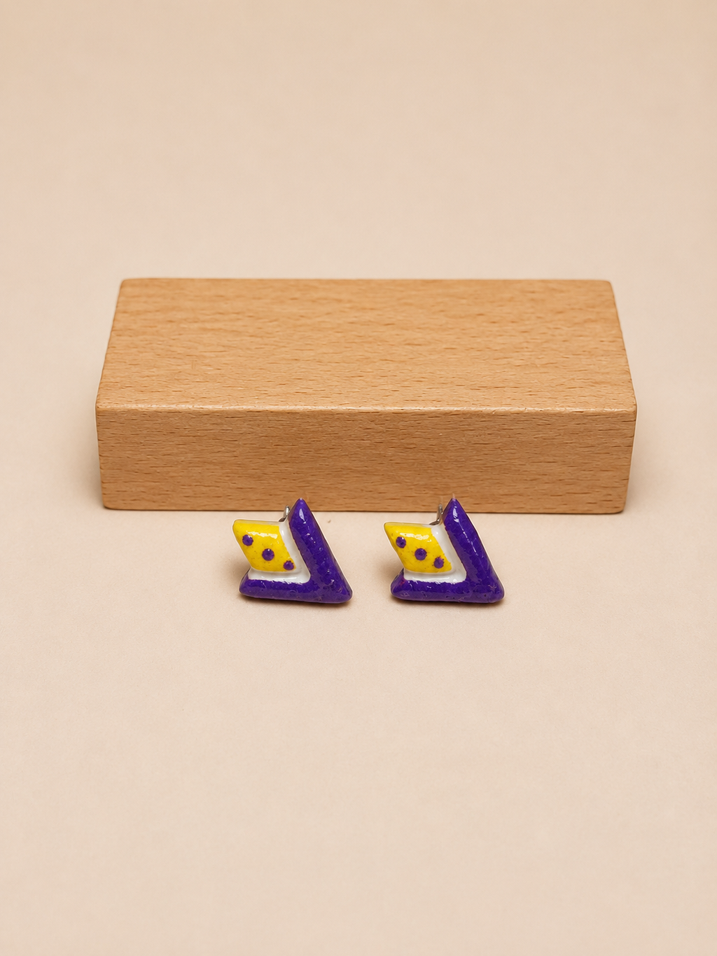 Pendientes Mini Violeta Solar de arcilla polimérica en amarillo y purpura sobre expositor