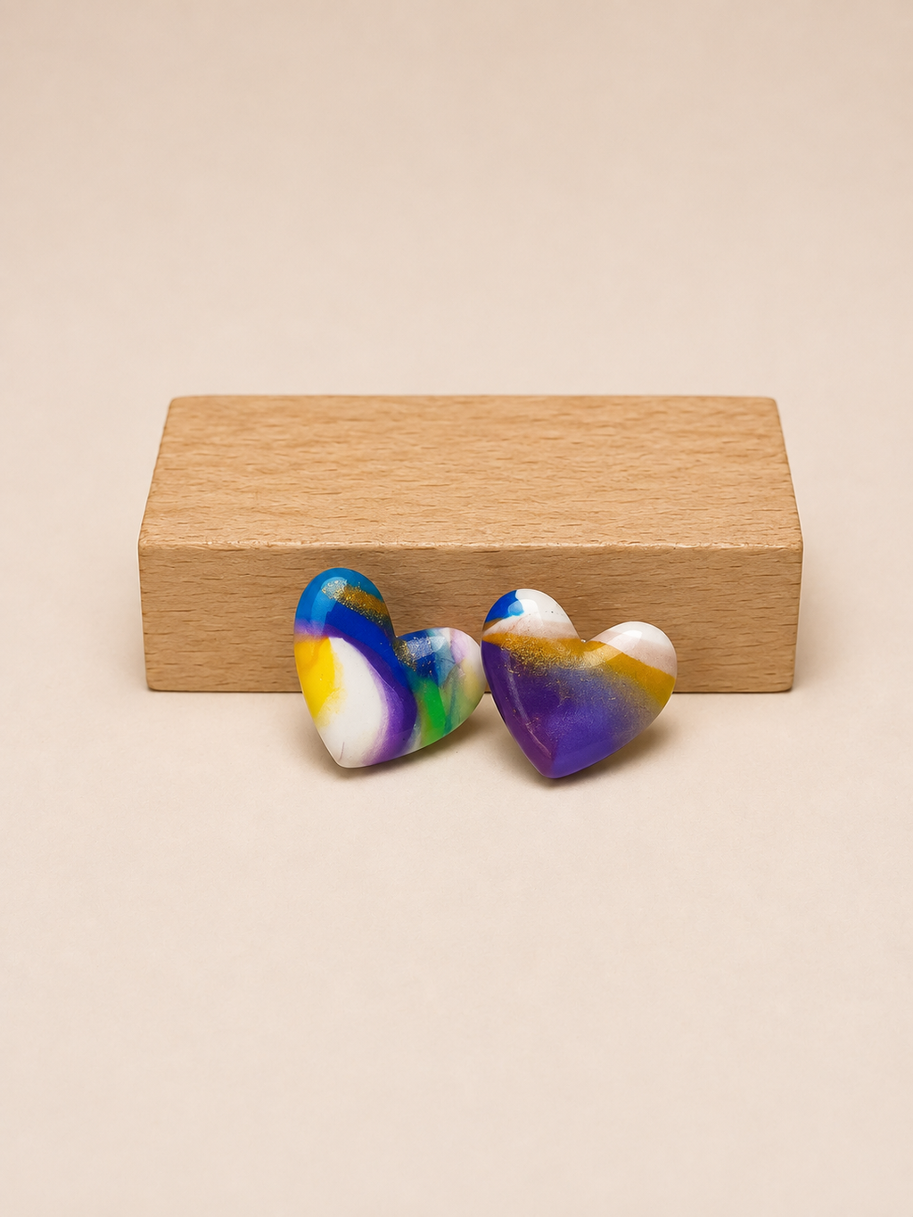 Pendientes Amore de arcilla polimérica en rosa, multicolor, azul, rojo, naranja, amarillo, blanco y lunares sobre expositor