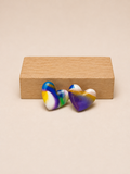 Pendientes Amore de arcilla polimérica en rosa, multicolor, azul, rojo, naranja, amarillo, blanco y lunares sobre expositor