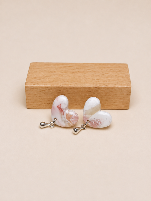 Pendientes Berta de arcilla polimérica en rosa y blanco sobre expositor