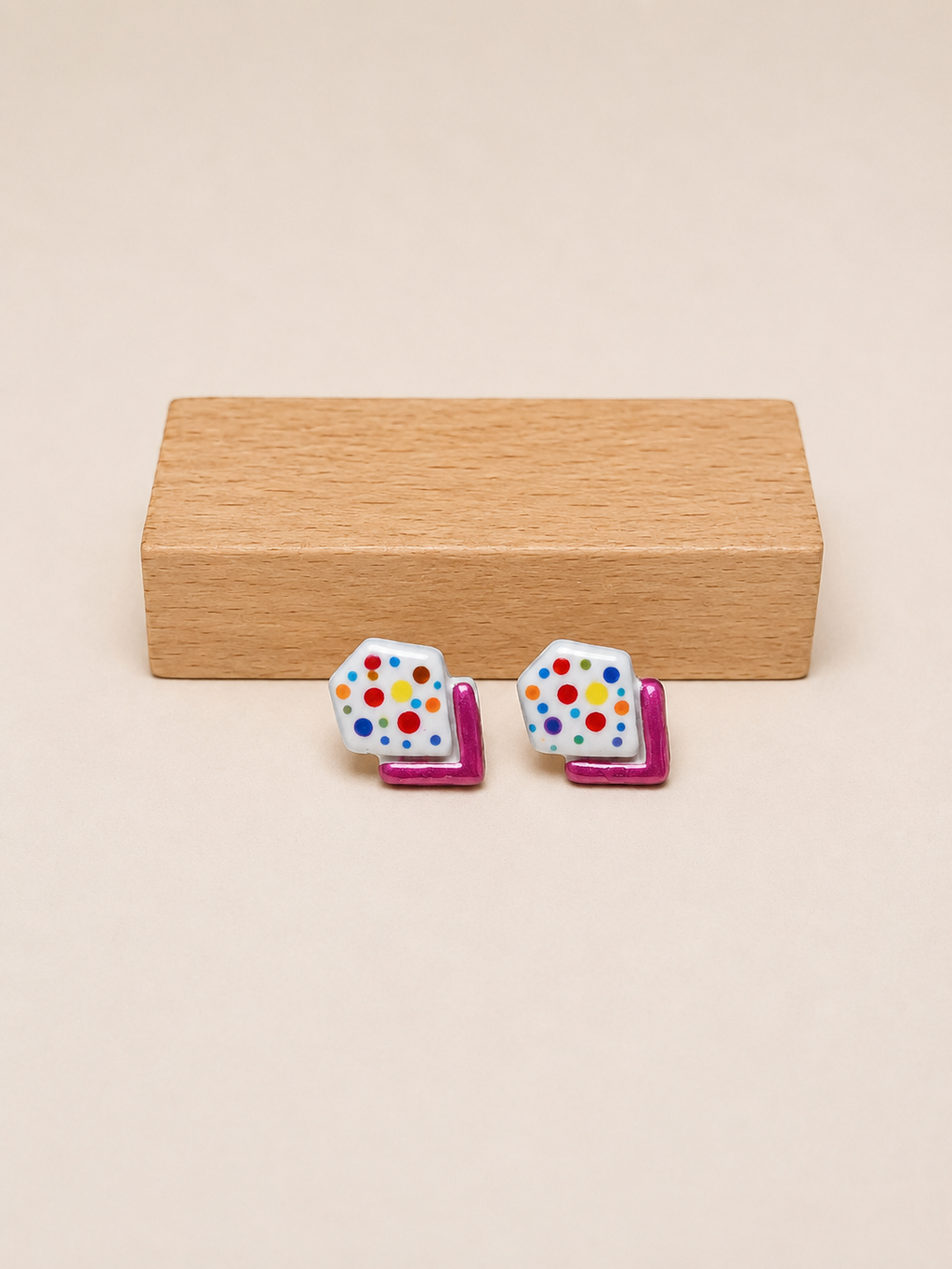 Pendientes Mini Confetti Rosa de arcilla polimérica en rosa y multicolor sobre expositor
