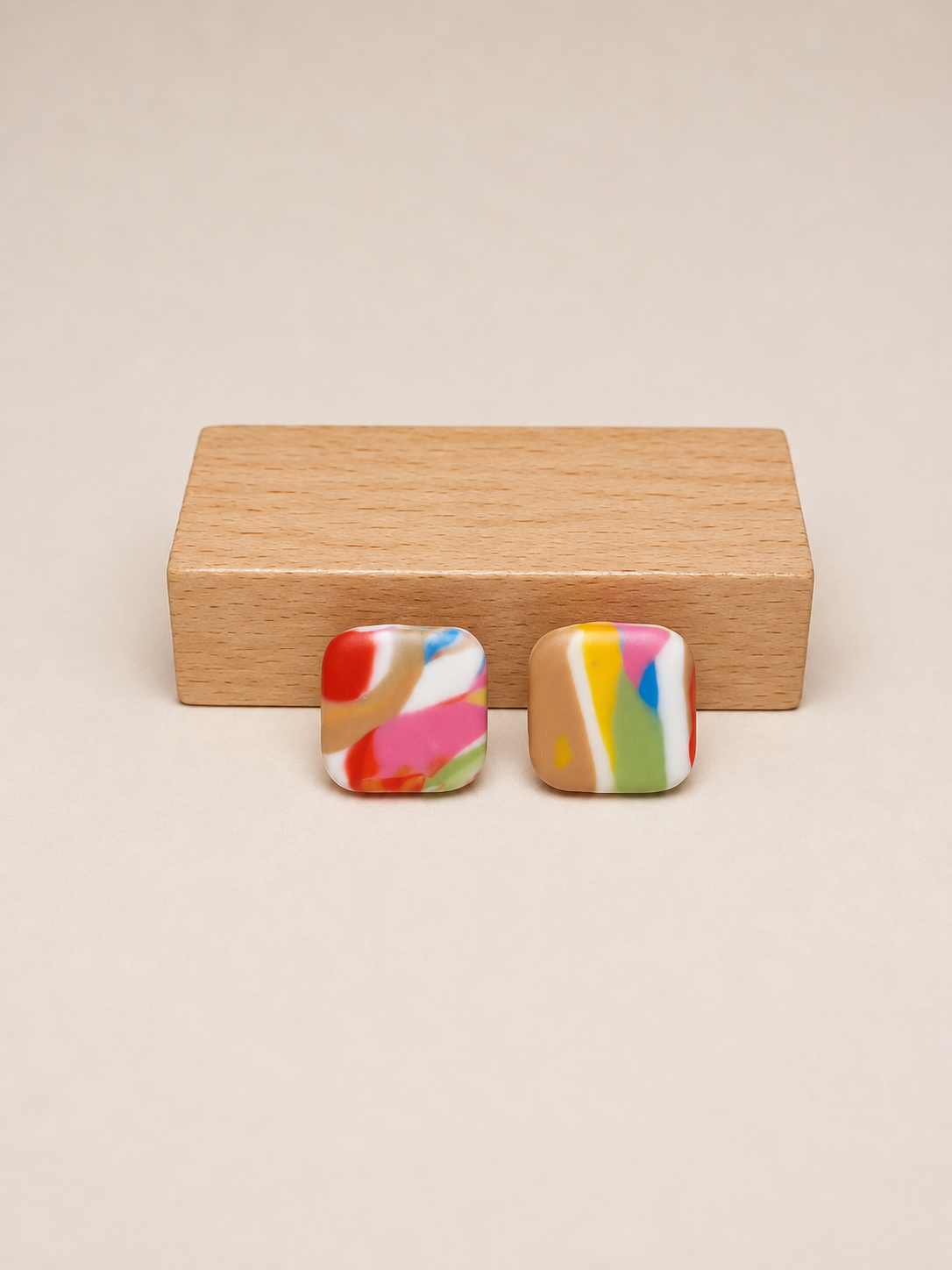 Pendientes Mini Confetti de arcilla polimérica en beige y multicolor sobre expositor