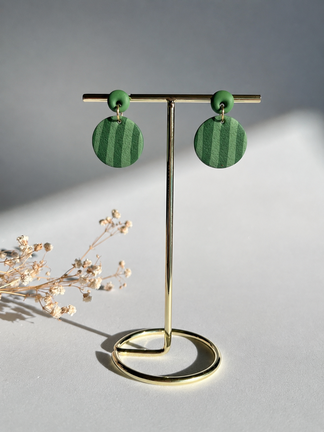 Pendientes círculo a rayas verde menta hechos a mano en arcilla polimérica - Gradi Handmade