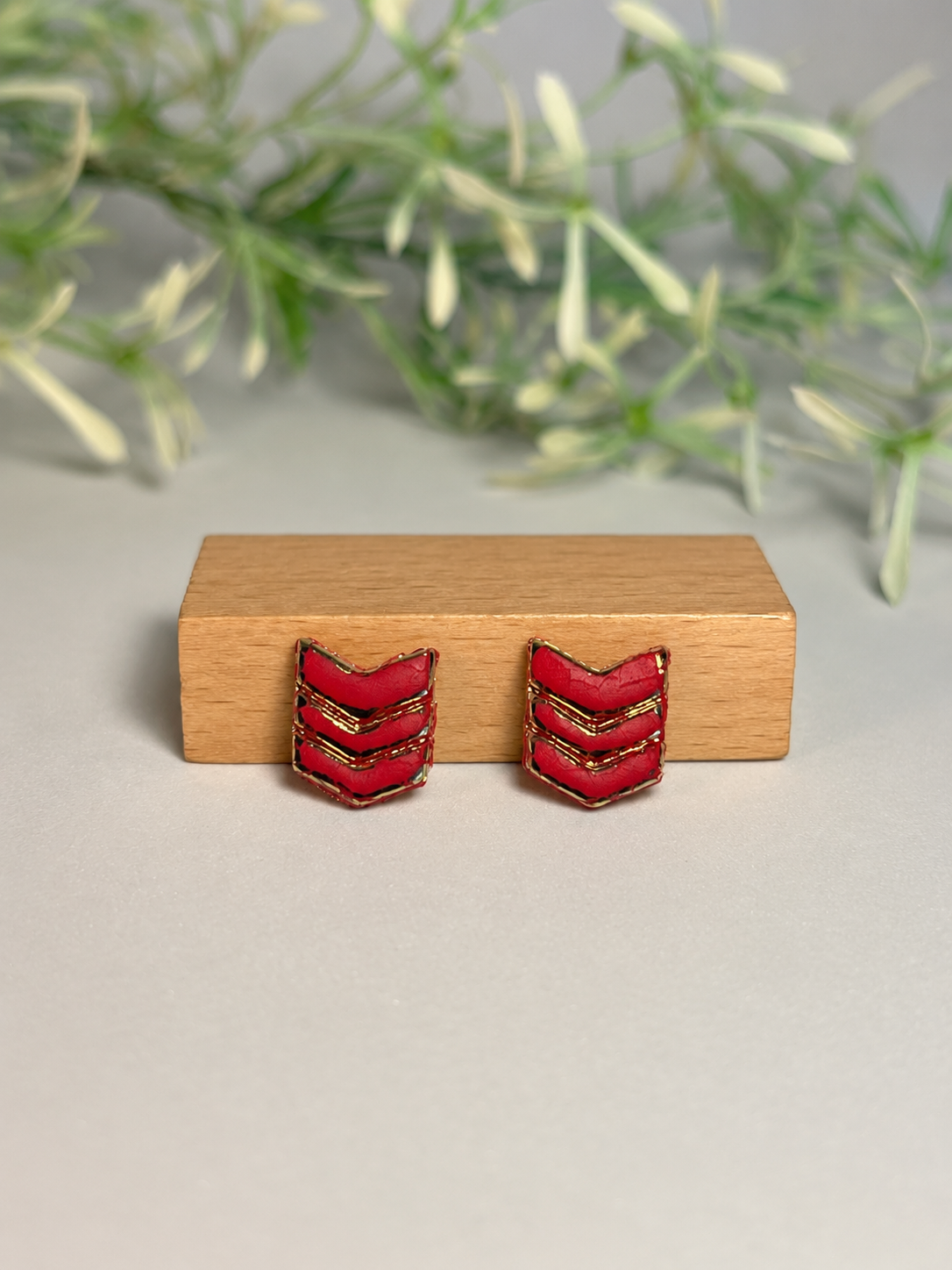 MINI CHEVRON ROJO - Mini Stud Chevron Rojo Dorado