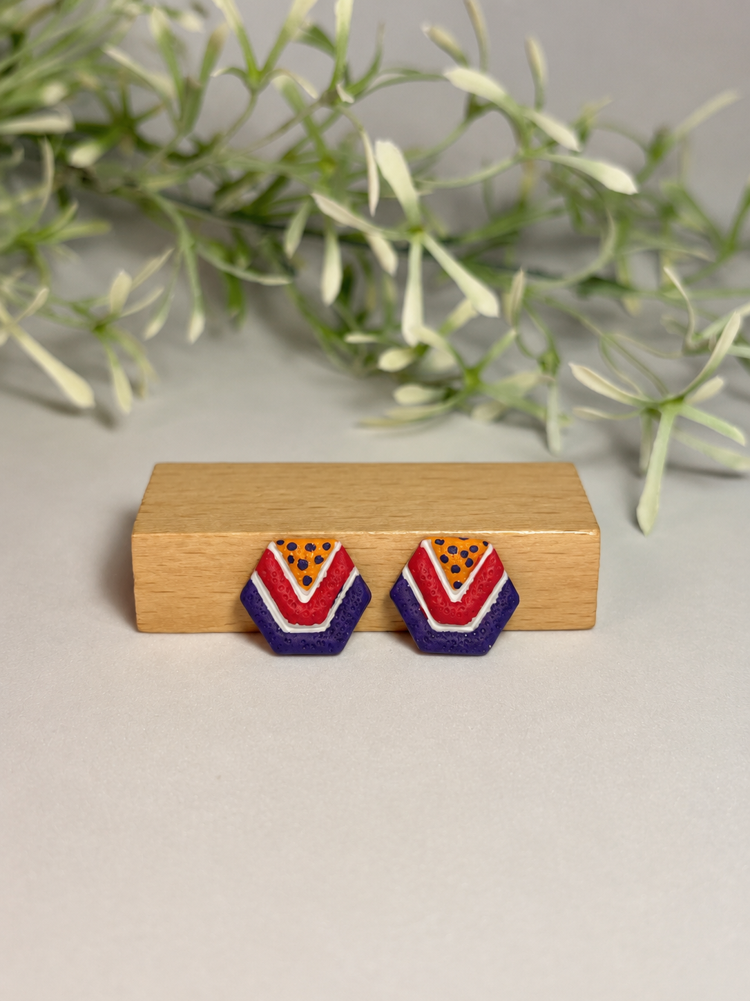 MINI RETRO POP - Mini stud hexagonal retro en rojo, violeta y naranja