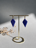 Pendientes rombo azul índigo con textura de hojas grabada hechos a mano en arcilla polimérica - Gradi Handmade